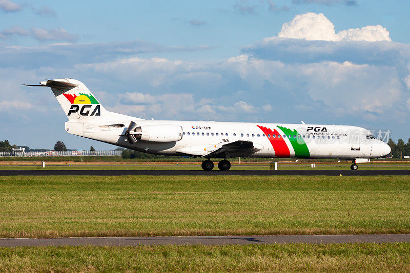 PGA葡萄牙航空公司福克100 CS-TPF客机抵达并降落在阿姆斯特丹史基浦机场